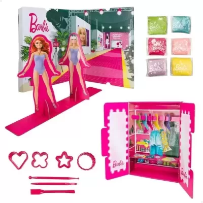Jogo Barbie com bonecas, sacos de material colorido, moldes, acessórios e armário rosa com roupas