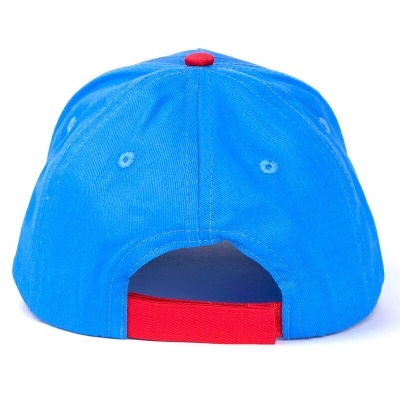Boné azul com fecho ajustável vermelho visto de trás