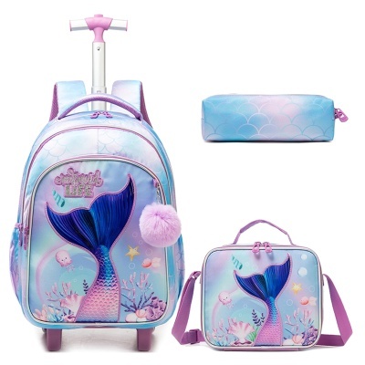 Conjunto de mochila com rodas, estojo e lancheira com tema de sereia em tons de azul, rosa e lilás.