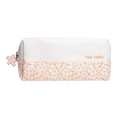 Estojo branco com padrão floral laranja e texto 'Miss Haiku'
