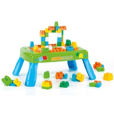 Mesa de atividades infantil com blocos de plástico coloridos