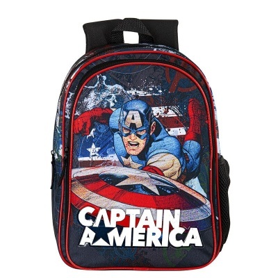Mochila com imagem do Capitão América e texto impresso.