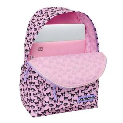Mochila rosa com padrão de personagens e etiqueta KUROMI