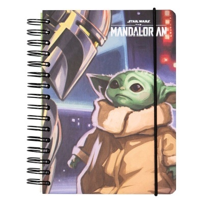 Caderno espiral capa dura com personagens do Mandalorian e Baby Yoda