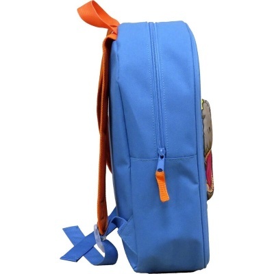 Mochila azul clara com alça laranja vista de lado