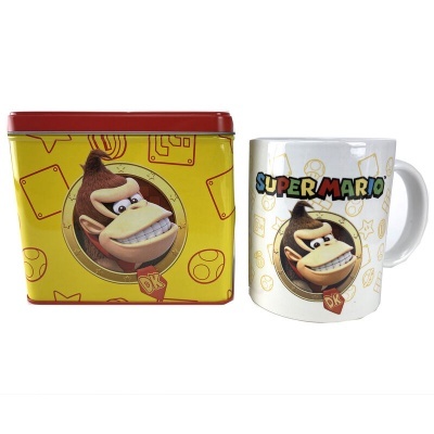 Lata amarela e caneca branca com ilustração de Donkey Kong e texto Super Mario