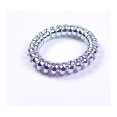 anel elástico metálico prateado em fundo branco