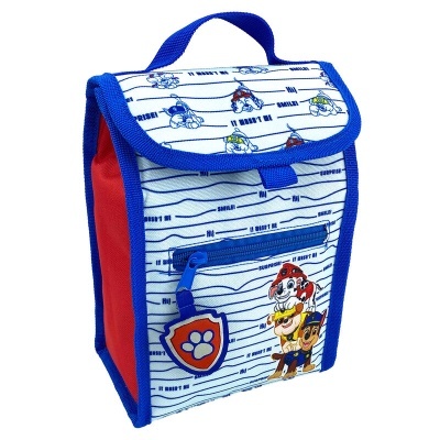 Mochila azul e vermelha com personagens da série Paw Patrol e texto IT SQUAD 71 WE