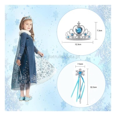 Menina com vestido azul e capa de flocos de neve, tiara e varinha prateadas com pedras azuis