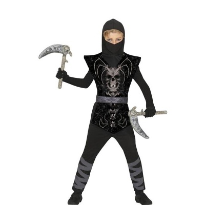 Criança vestida com fato ninja preto e foices prateadas falsas