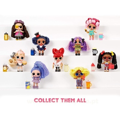 Nove bonecas de plástico coloridas com acessórios, dispostas em degraus brancos com texto 'COLLECT THEM ALL'