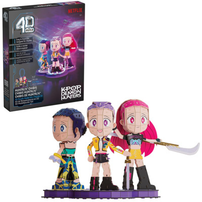 Figura KPOP DEMON HUNTERS 4D Build com três personagens coloridos em base roxa e embalagem preta