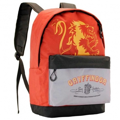 Mochila vermelha com bolso cinza e leão amarelo e texto GRYFFINDOR