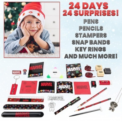 Conjunto de artigos de papelaria e acessórios Marvel com criança de chapéu de Natal e texto promocional em inglês