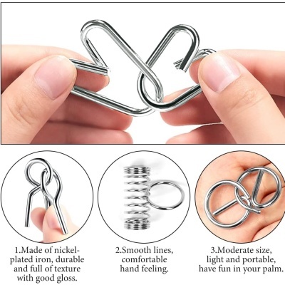 Puzzle de metal prateado sendo manipulado com texto descritivo em inglês.
