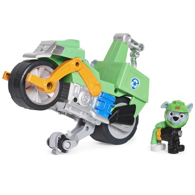 Brinquedo motocicleta verde com figura de cão em fundo branco