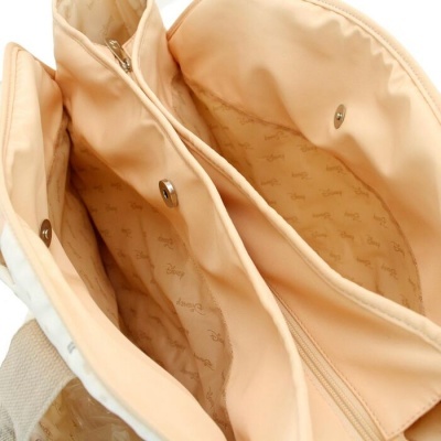 Interior de mala de mão bege claro com padrão Disney e compartimentos com fechos