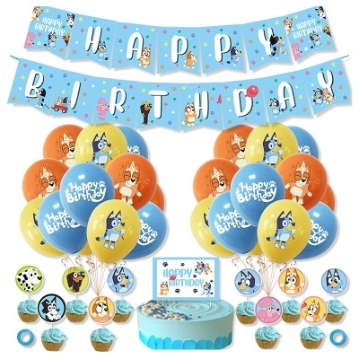 Decoração de festa de aniversário com balões coloridos, faixas, cupcakes e bolo decorado com personagens de desenho animado