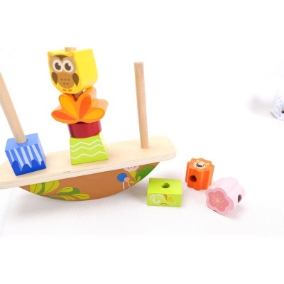 Brinquedo de madeira colorido com peças empilháveis e padrão floral