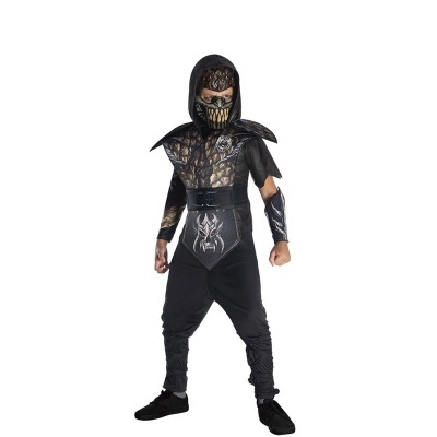 Criança a vestir fato preto e dourado com máscara e capuz, pose de luta