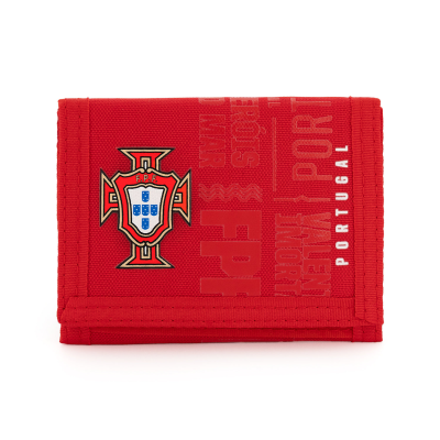 Carteira vermelha com emblema da seleção de Portugal e texto 'PORTUGAL'