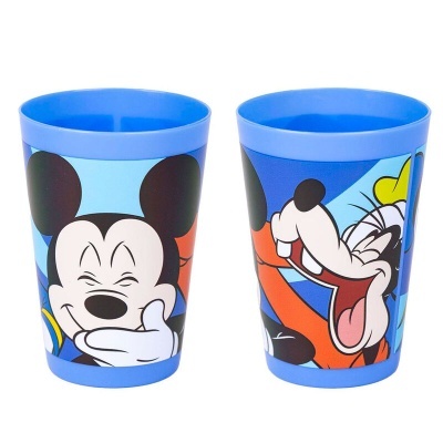 Copos azuis de plástico com desenhos de Mickey Mouse e Pateta