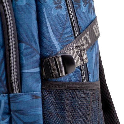 Mochila azul com padrão floral e alça cinzenta com texto