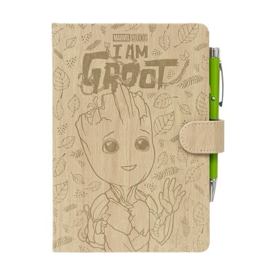 Caderno bege com desenho de Groot e caneta verde