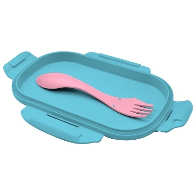 Talheres spork rosa em silicone numa travessa azul com asas