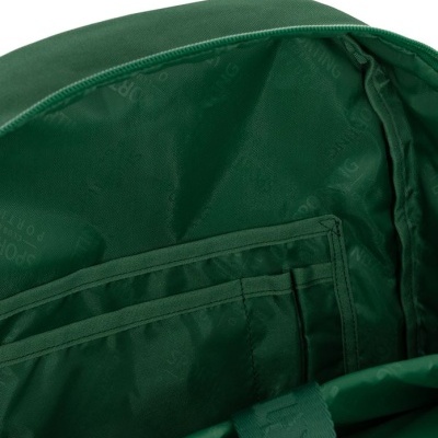 Interior de mochila verde com bolsos e tecido com padrão textual