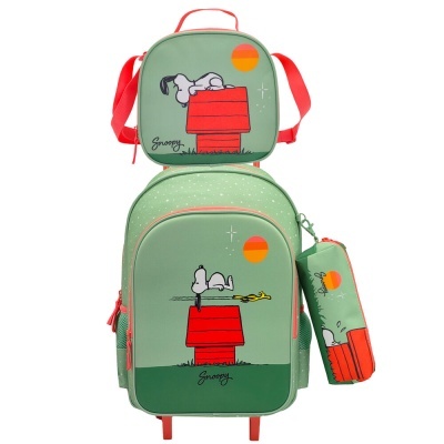 Conjunto escolar verde com mochila, lancheira e estojo do Snoopy.