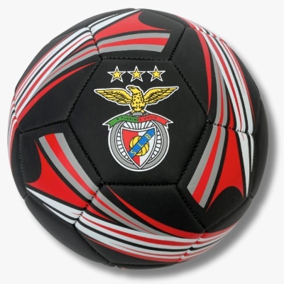 Bola de futebol preta com padrões vermelhos e emblema do Benfica