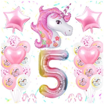 Balões festa unicórnio rosa incluindo número 5 e vários balões com estampas de unicórnio e corações