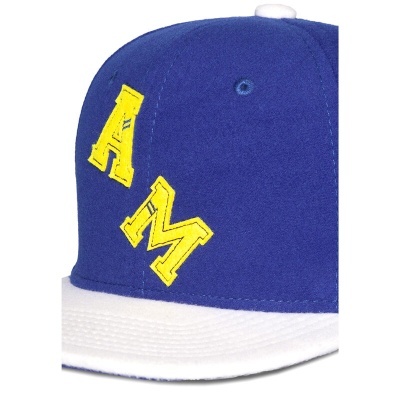 Boné azul e branco com letras amarelas AM