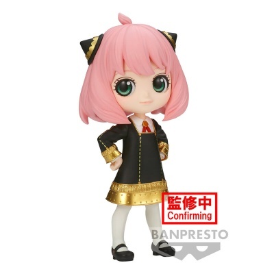 Figura colecionável de personagem com cabelo rosa e vestido preto com dourado