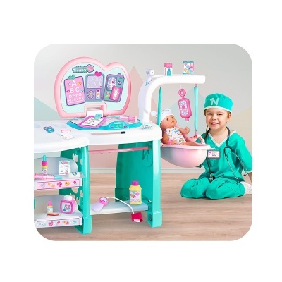 Brinquedo de médico infantil com acessórios médicos e criança vestida de médico
