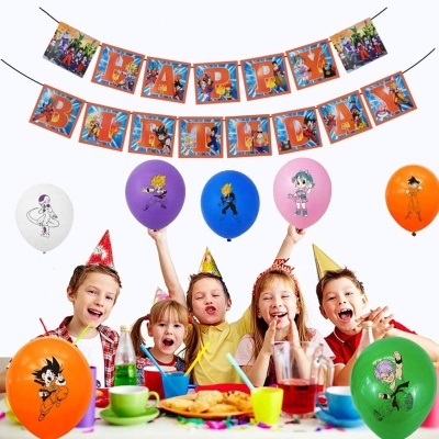 Crianças em festa com balões de anime e decoração 'HAPPY BIRTHDAY'