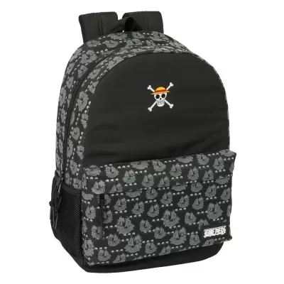 Mochila preta com padrão de navios cinzentos e símbolo de caveira colorido