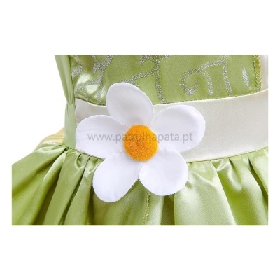 Detalhe de vestido infantil verde claro com faixa branca e flor de tecido