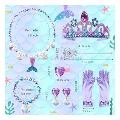 Conjunto de acessórios de fantasia lilás com coroa, cetro, colar, pulseira, brincos e luvas em fundo de conchas e escamas do mar
