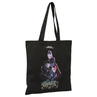 Saco preto de tecido com personagens animados e texto K-POP DEMON HUNTERS
