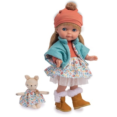 Boneca vestida com roupa colorida e gorro rosa ao lado de boneco de tecido com vestido floral.