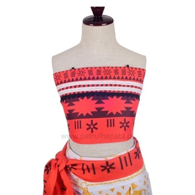 Top vermelho com padrão geométrico em manequim bege