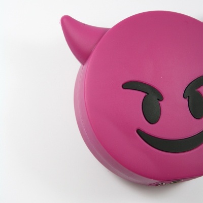 Estojo rosa redondo com cara sorridente e chifres pretos