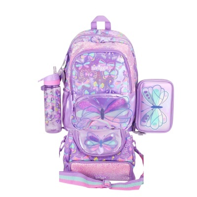 Conjunto escolar lilás com padrão de borboletas e acessórios complementares.