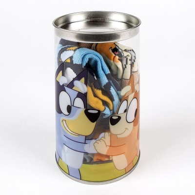 Embalagem cilíndrica metálica com personagens animados e meias coloridas dentro