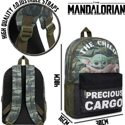 Mochila camuflada com personagem The Child e texto Precious Cargo
