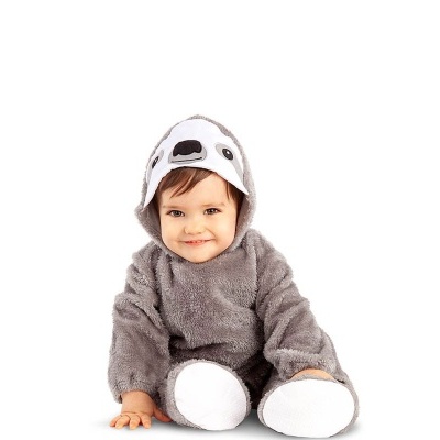 Criança com fato cinzento de preguiça em fundo branco