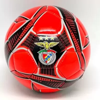 Bola de futebol vermelha e preta com emblema do SL Benfica