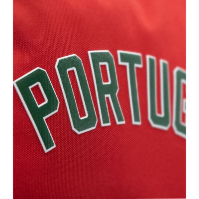 tecido vermelho com a palavra PORTUG em letras verdes e brancas